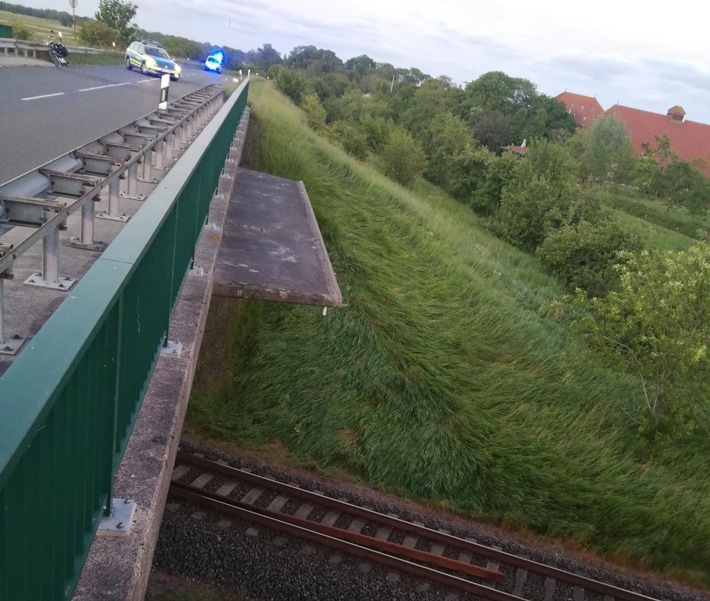 BPOL-BadBentheim: Personenunfall / Mann stürzt von Brücke auf Bahnstrecke