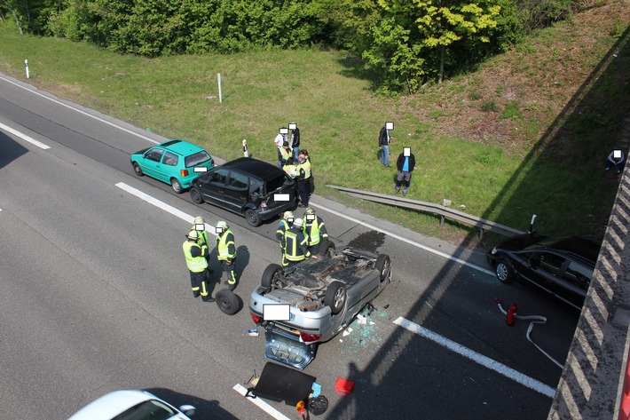 POL-PDNW: Auffahrunfall endet auf dem Dach