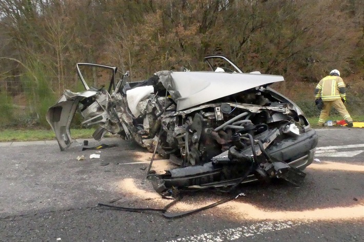 POL-GM: 020122-4: 41-Jährige leicht verletzt aus Autowrack befreit