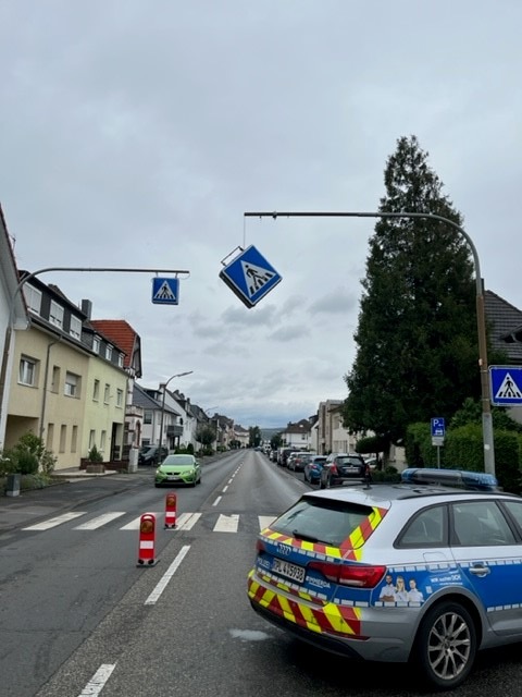 POL-PDMY: Verkehrszeichen hing am "seidenen Faden"