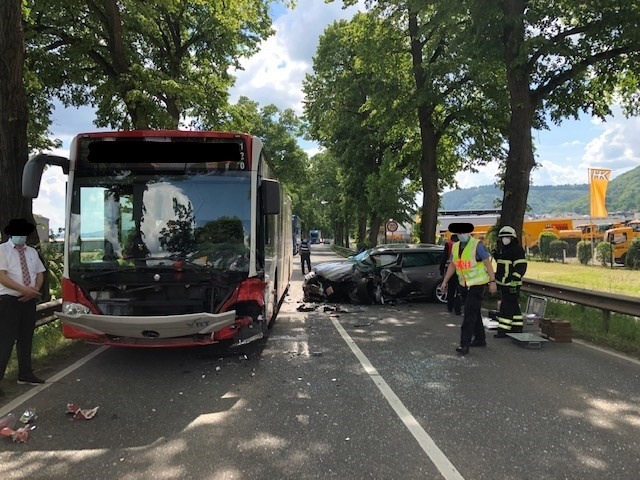 POL-PDTR: Trier-Zewen / Zusammenstoß zwischen PKW und Linienbus / Ein Schwerverletzter