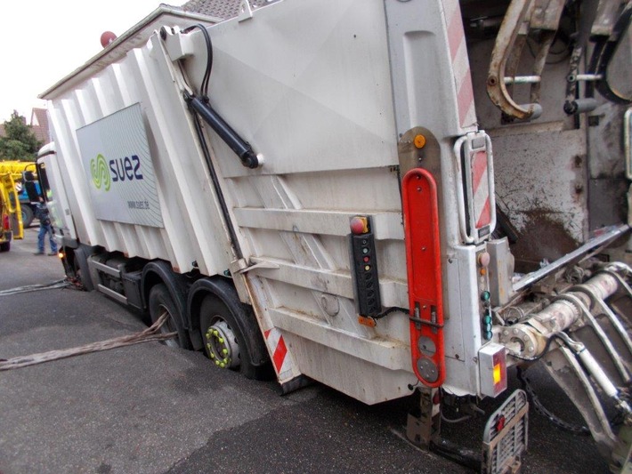 POL-PDLD: Müllfahrzeug bricht in Fahrbahndecke ein