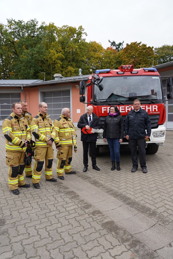 IM-MV: "Zukunftsfähige Feuerwehr": Christian Pegel übergibt erstes Löschgruppenfahrzeug