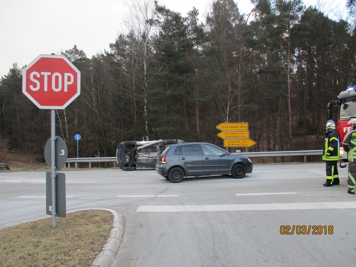 POL-PDKL: Vorfahrtsmissachtung - Pkw liegt auf der Seite - zwei Leichtverletzte