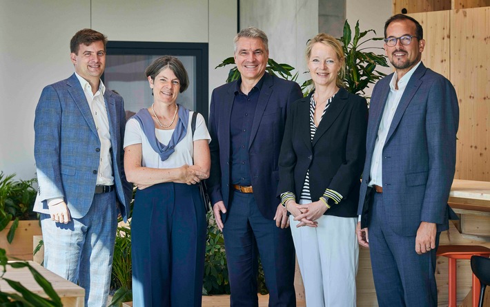 Gebäude und Kommunen klimafit machen: Landesumweltministerin Thekla Walker besucht Drees & Sommer