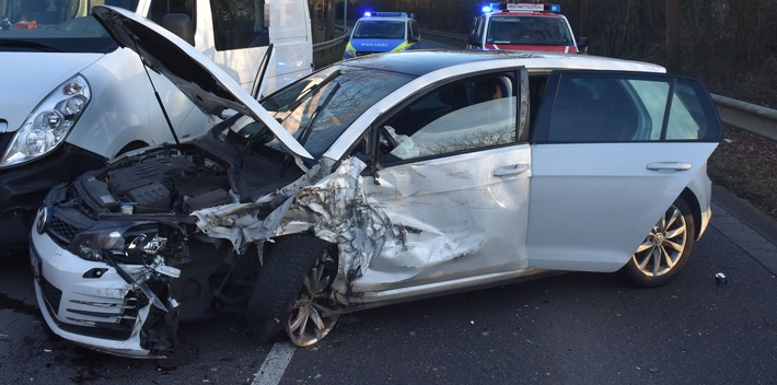 POL-MG: Unfall: Ein Leichtverletzter und hoher Sachschaden