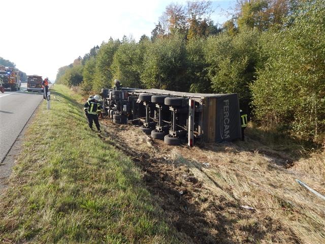 POL-VDKO: Verkehrsunfall mit Lkw - Hoher Sachschaden