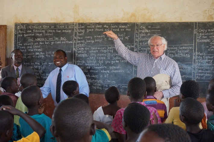 Lasst uns eine Schule bauen - in Afrika! / Didacta Verband e.V. unterstützt abc-Gesellschaft e.V. mit einer Spende von 10.000 Euro