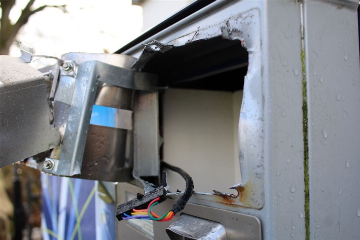 POL-OE: Unbekannte brechen Zigarettenautomaten auf