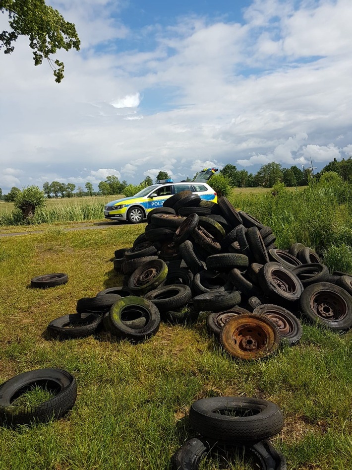 POL-WHV: Illegale Entsorgung von Altreifen in der Natur in Schortens (FOTO)- Unbekannte stapelten auf eine Wiese diverse Reifen - Polizei bittet zur Aufklärung um Zeugenhinweise