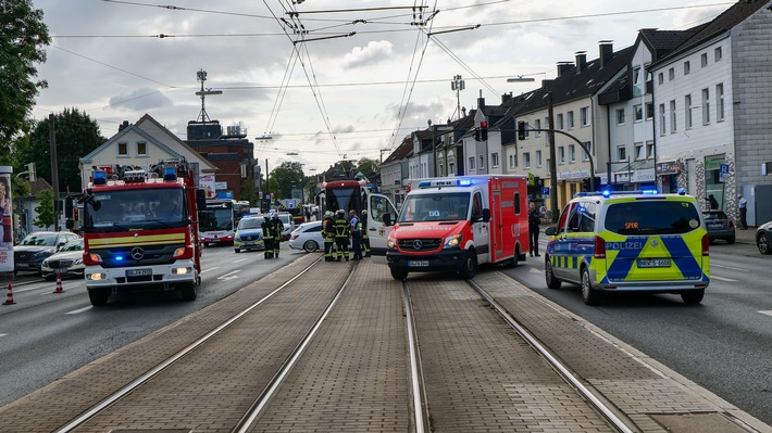 FW-DO: Verkehrsunfall zwischen Straßenbahn und PKW auf dem Wambeler Hellweg - eine Person schwer verletzt