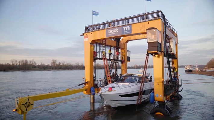 Big Willi hebt Prinzessinnen aus dem Rhein