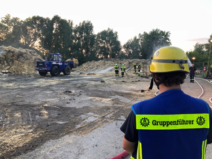 THW-HH MV SH: THW-Räumgruppen unterstützen Lösch- und Räumarbeiten der Feuerwehren beim Brand eines Tierstreulagers in Dorf Mecklenburg (Kreis Nordwestmecklenburg)