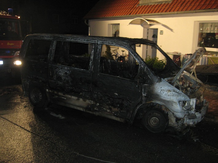 POL-HI: Garagenbrand in Duingen, Feuer greift auf Nachbargarage über, Pkw vollständig ausgebrannt.