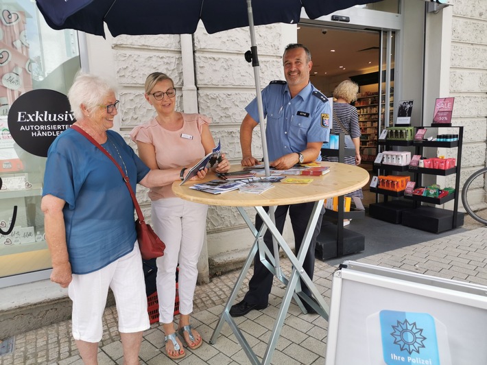 POL-WE: Prävention auf dem Wochenmarkt in Rosbach und Bad Nauheim ++ PKW gegen Fußgänger in Rockenberg ++ Betrüger versuchen wieder ihr Glück ++ u.a.