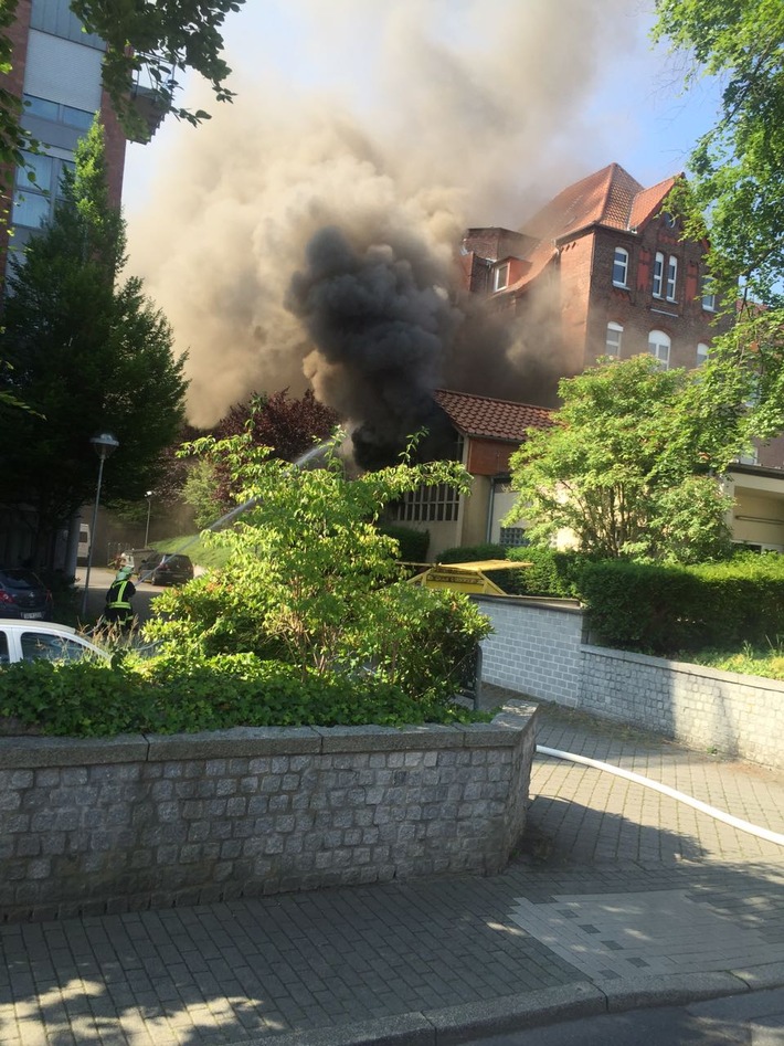 FW-DO: 20.06.2017 - Feuer in Benninghofen
Am Hüttenhospital brennt Notstromhäuschen