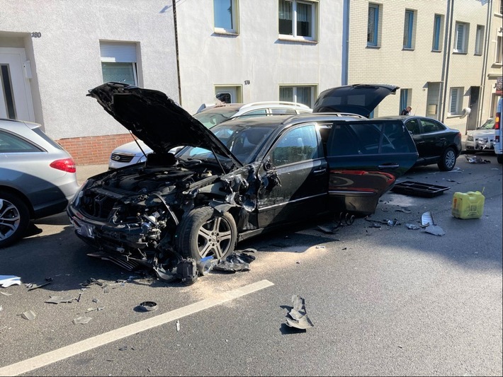 POL-AC: Unfall mit zwei Verletzten: Fahrer ohne Führerschein unterwegs