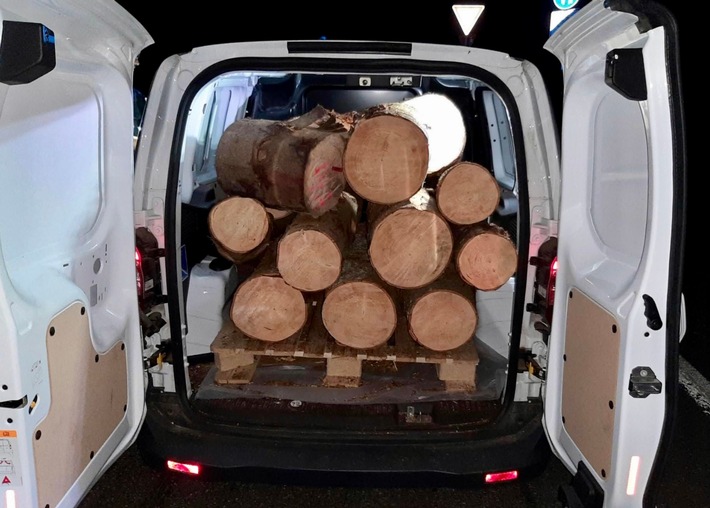 BPOL NRW: Nachts im Wald mit Kettensäge - kein neuer Eifel Krimi - Bundespolizisten treffen Holz Dieb auf frischer Tat
