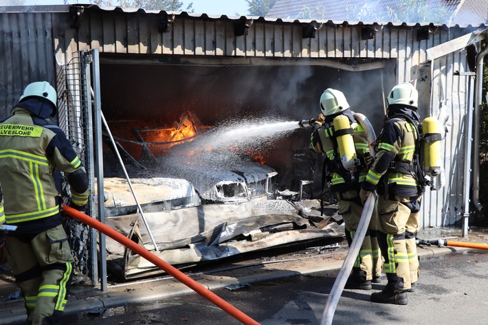 FW-SE: Feuer in Garage zerstört drei Autos