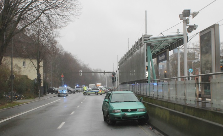 POL-BO: Bochum / Auffahrunfall auf der Universitätsstraße - Kleinwagen circa 100 Meter nach vorn &quot;katapultiert&quot;
