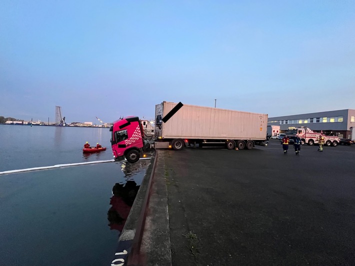 FW Bremerhaven: Schwerer Verkehrsunfall im Fischereihafen, LKW droht ins Hafenbecken zu stürzen.