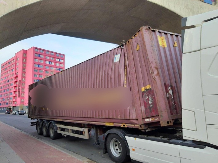 BPOL NRW: LKW fährt gegen Bahnbrücke - Bundespolizei veranlasst Brücken -und Bahnstreckensperrung