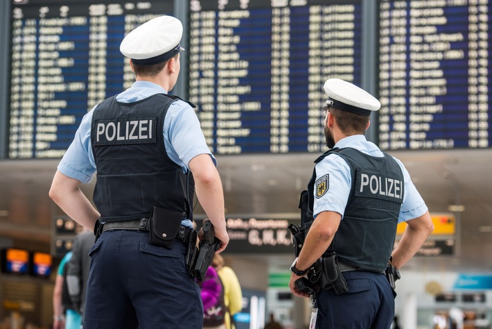 Bundespolizeidirektion München: Mit dem Flugzeug in den Herbsturlaub - Tipps und Hinweise von der Bundespolizei