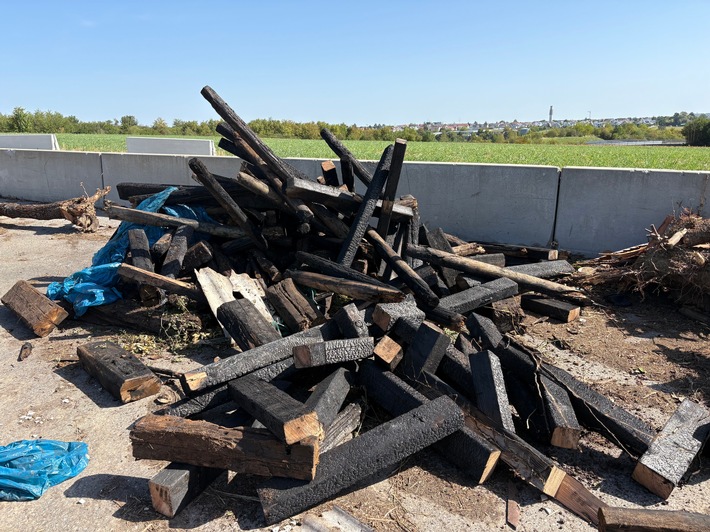 POL-LB: Rutesheim: Welleternit und Eisenbahnschwellen auf Häckselplatz entsorgt - Polizei ermittelt wegen unerlaubtem Umgang mit Abfällen