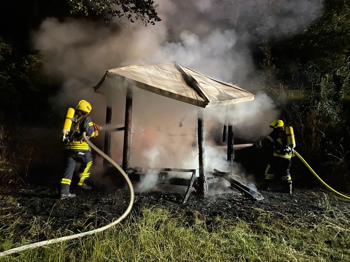 FW Nideggen: Schutzhütte bei Nideggen-Brück komplett bei Brand zerstört