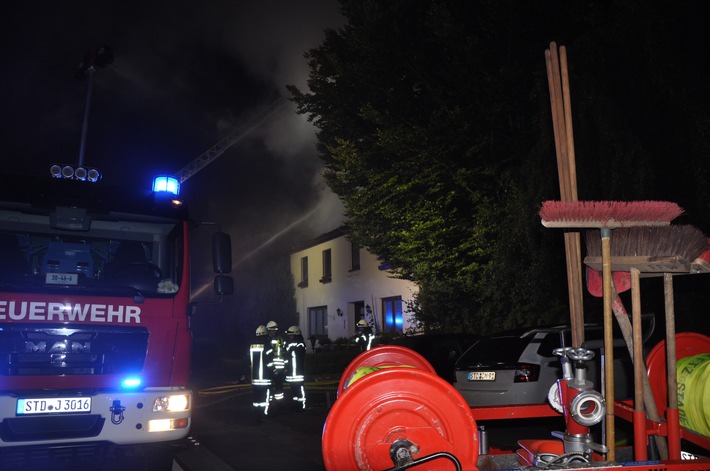 POL-STD: Wohnhaus in Sauensiek durch Feuer erheblich beschädigt - Keine Personen verletzt - 450.000 Euro Sachschaden geschätzt