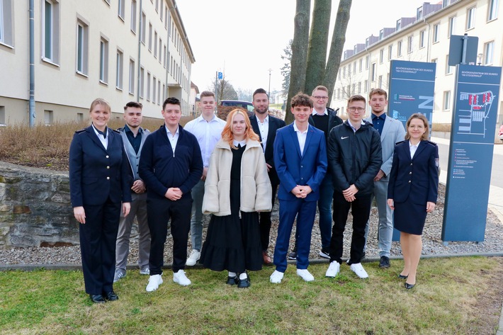 HZA-EF: Neuer Bachelor-Studiengang beim Zoll gestartet / Neun Nachwuchskräfte des Hauptzollamtes Erfurt erhalten Ernennungsurkunden und legen Diensteid ab