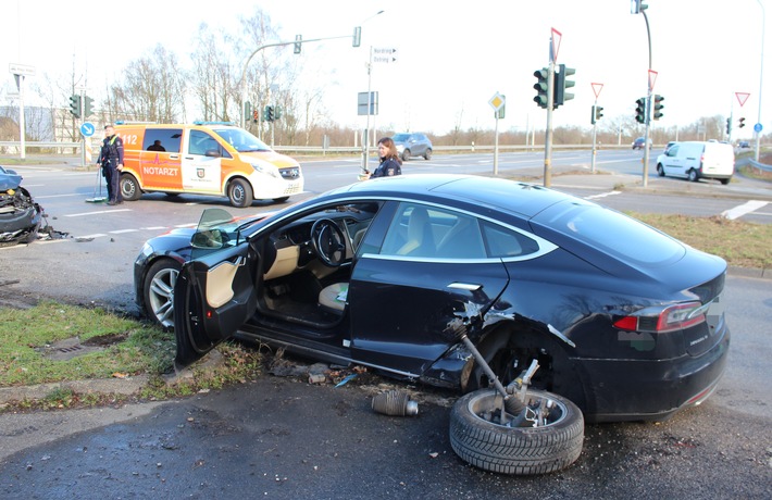 POL-ME: Hoher Sachschaden bei Verkehrsunfall - Hilden - 2002108
