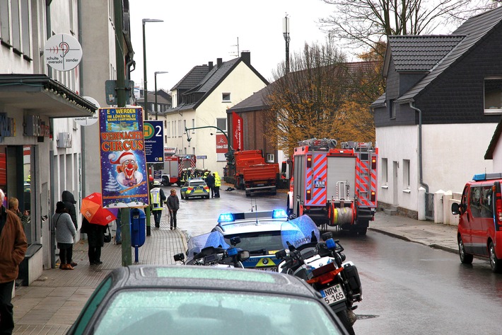 FW-E: LKW gegen Ampelmast und Fassade gerollt, erste Meldung: Fahrer eingeklemmt