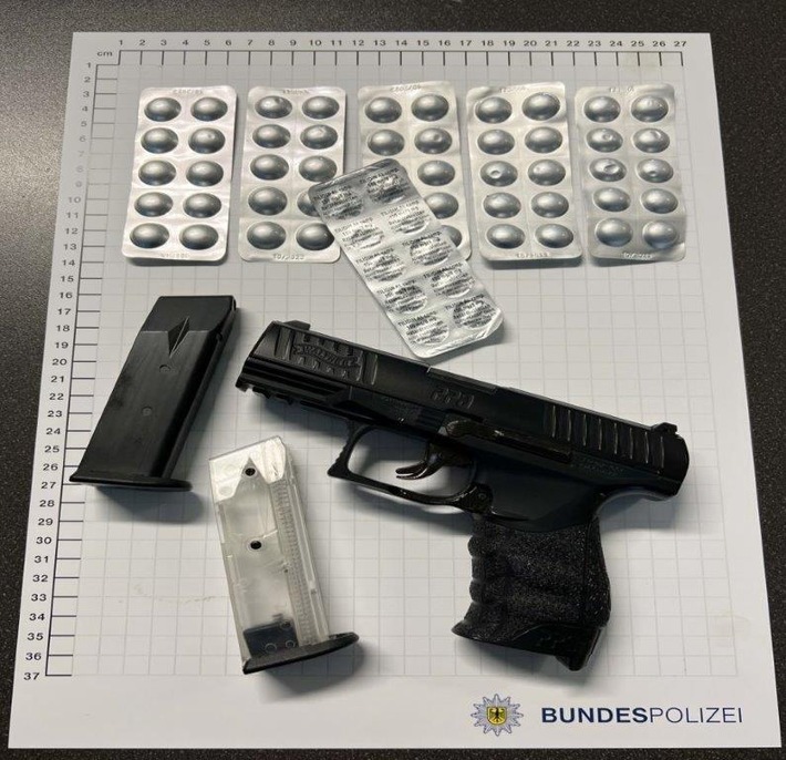 BPOL NRW: Mit echt aussehender Pistole - Bundespolizei nimmt minderjährigen mutmaßlichen Drogendealer fest