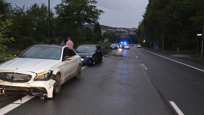 POL-HF: Mercedes-Fahrer verursacht Unfall-
Missglücktes Überholmanöver