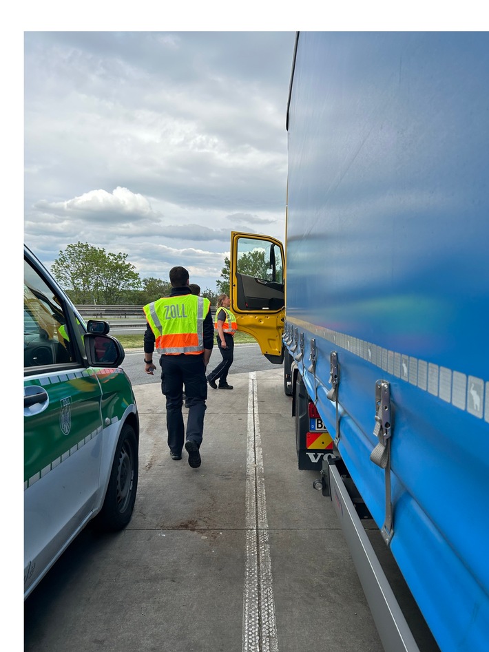 HZA-EF: Großkontrolle des Zolls auf Autobahn 72 / Zoll und Polizei auf Rastanlage Großzöbern im Einsatz