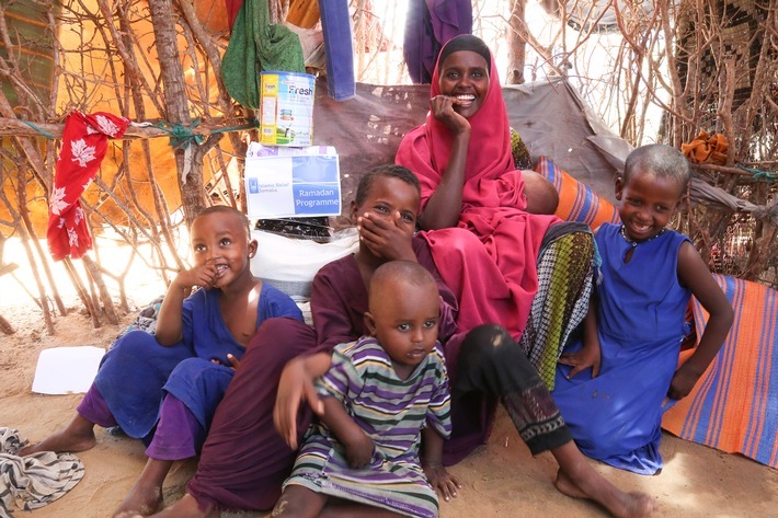Nurta A. und ihre Kinder zu Hause während der Ramadan-Lebensmittelverteilung von Islamic Relief in einem Lager für Geflüchtete außerhalb von Mogadischu, Somalia Weiterer Text über ots und www.presseportal.de/nr/50131 / Die Verwendung dieses Bildes ist für redaktionelle Zwecke honorarfrei. Veröffentlichung bitte unter Quellenangabe: "obs/Islamic Relief Deutschland e.V."