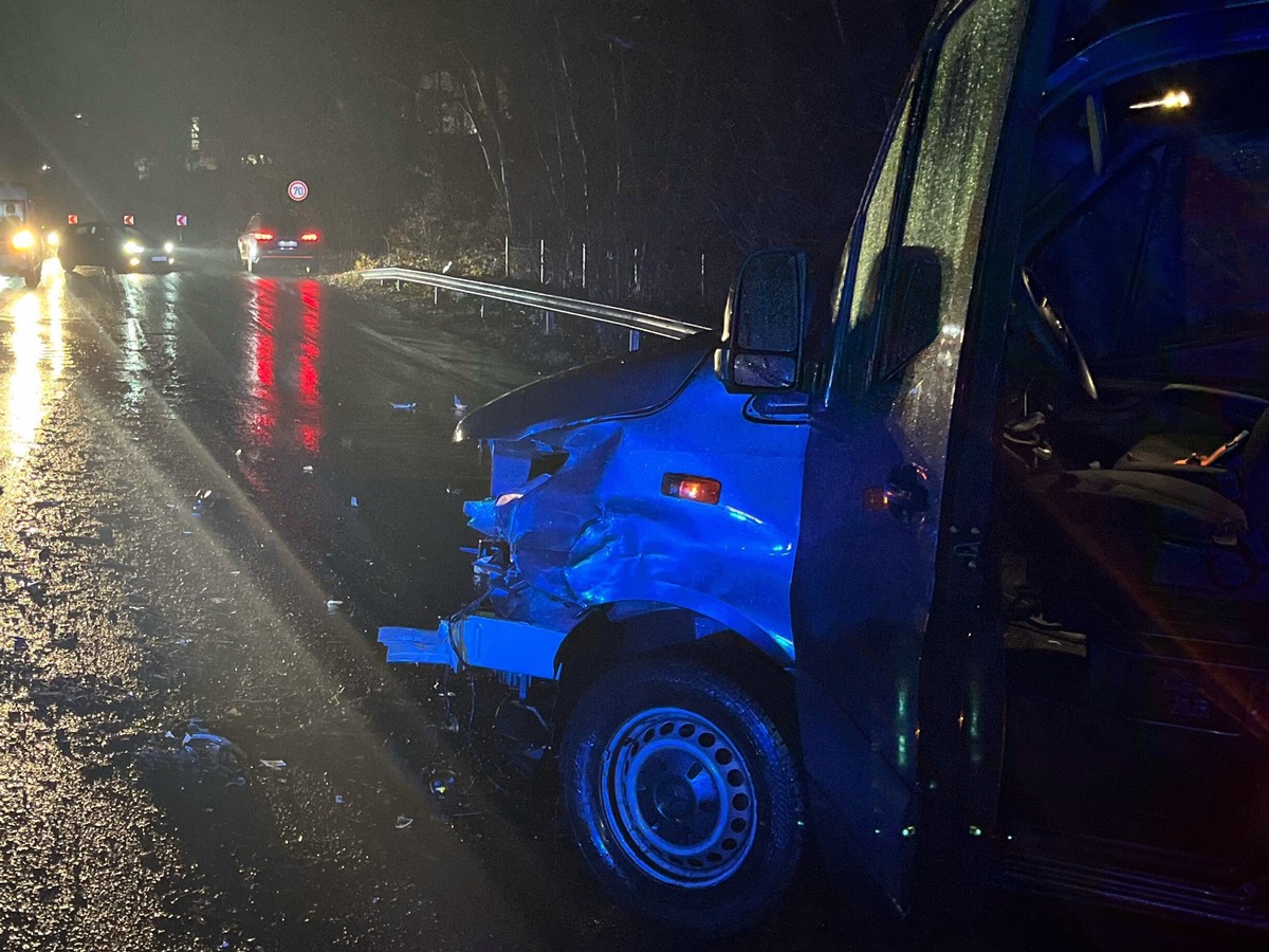 POL-RBK: Bergisch Gladbach - Unfallbeteiligter bei Verkehrsunfall schwer verletzt