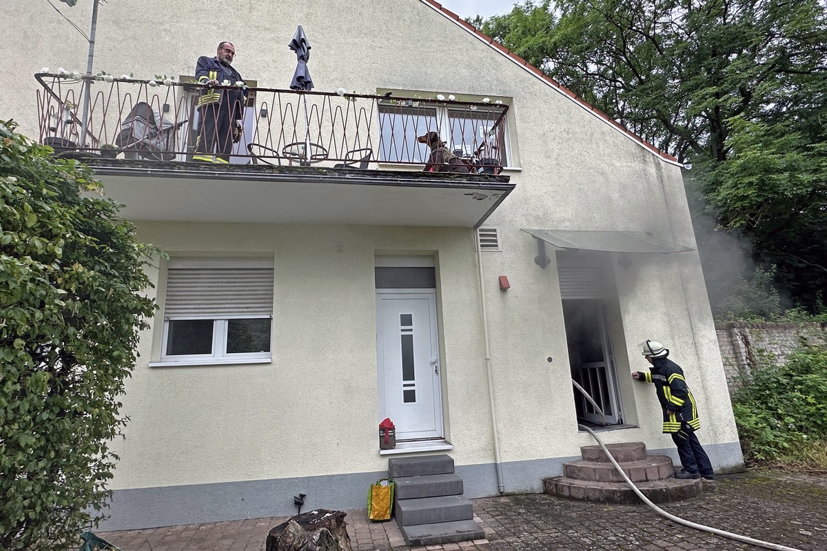 FW LK Neunkirchen: Feuerwehr rettet Frau aus brennendem Haus