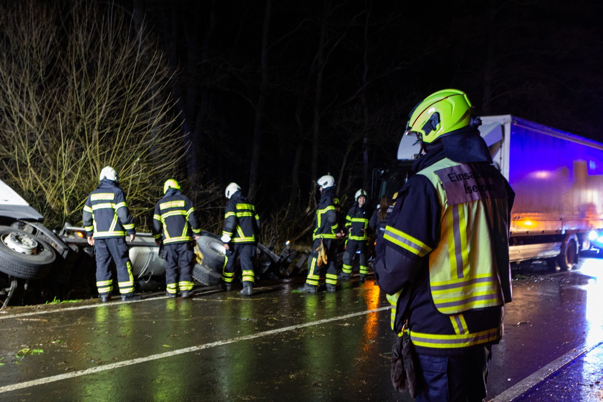 FW-MK: LKW rutsch in Straßengraben