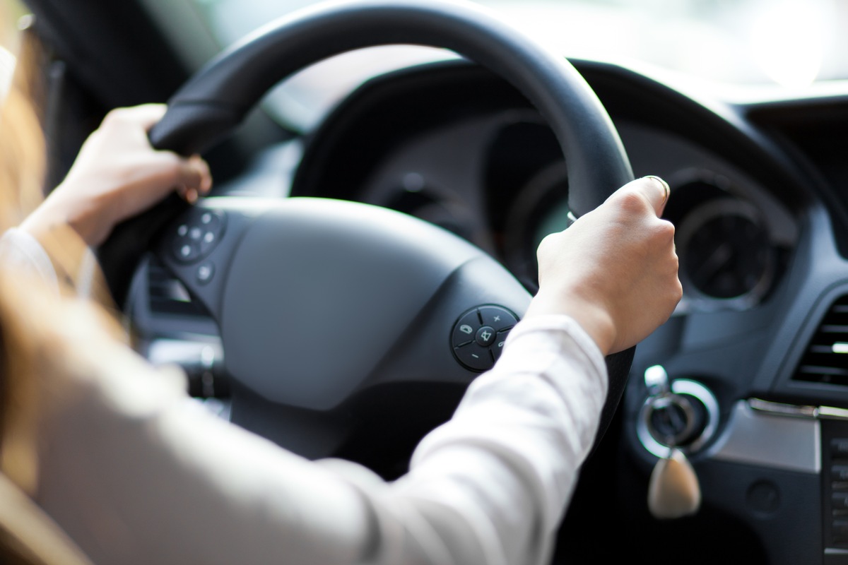 Rückenprobleme beim Autofahren vermeiden: Mit der AGR rückengerecht in Fahrt
