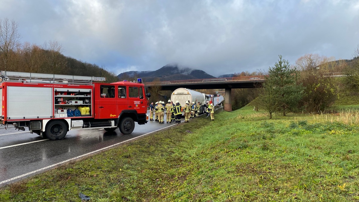 POL-PDLD: Bremsen eines Gefahrgutlasters in Brand geraten