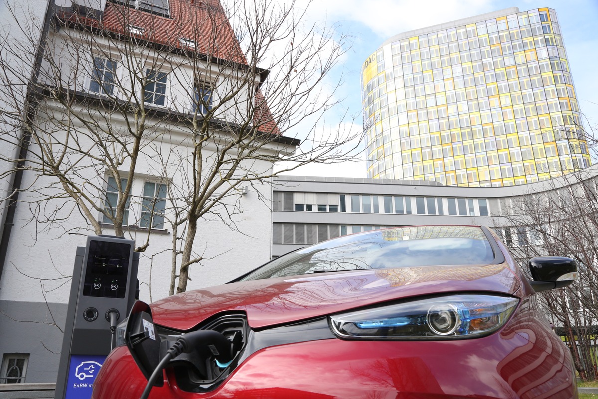 Mit ADAC e-Charge einfach und günstig laden / In Kooperation mit EnBW haben ADAC Mitglieder Zugang zum größten Ladenetz in Deutschland, Österreich und der Schweiz