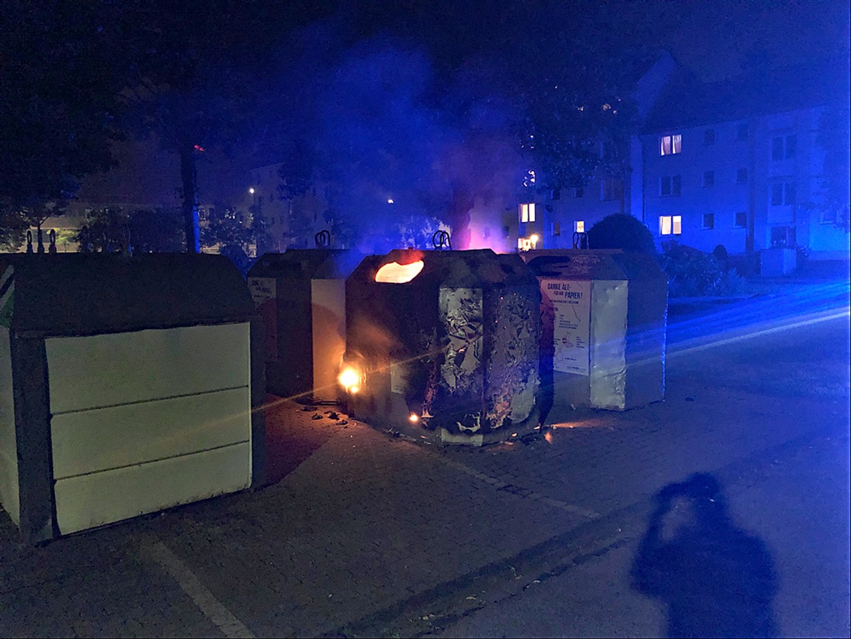 POL-ME: Altpapiercontainer in Brand gesetzt - die Polizei ermittelt - Velbert - 22071132