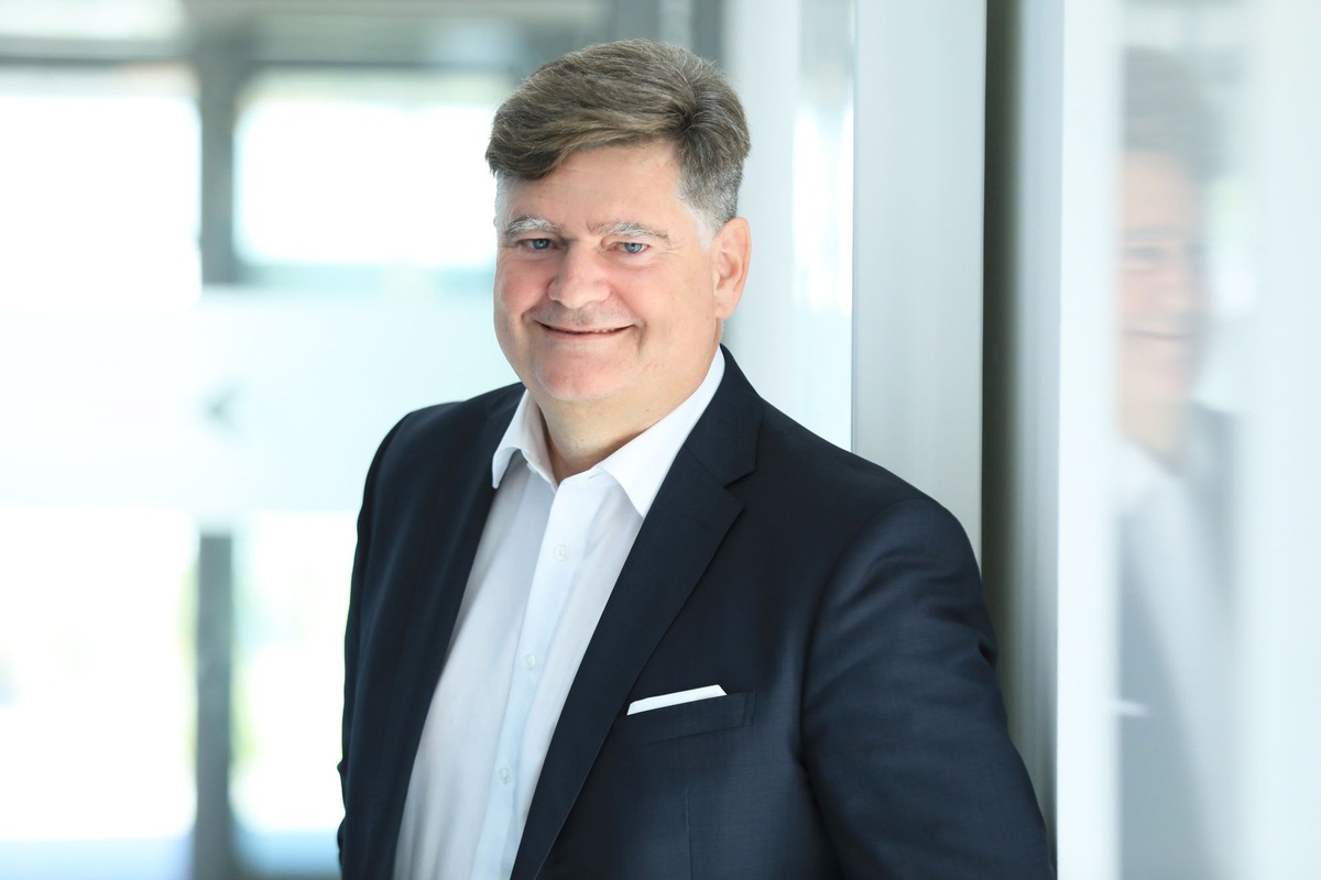 VIA optronics AG ernennt Roland Chochoiek zum Chief Marketing Officer