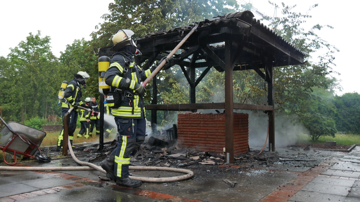 FW Celle: Brennt Grillhütte