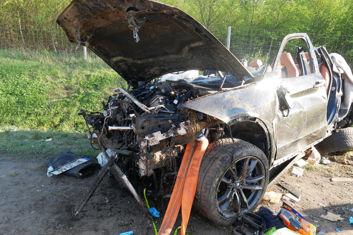 POL-ROW: Schwerer Verkehrsunfall auf der Autobahn 1. Unfallverursacher flüchtet.