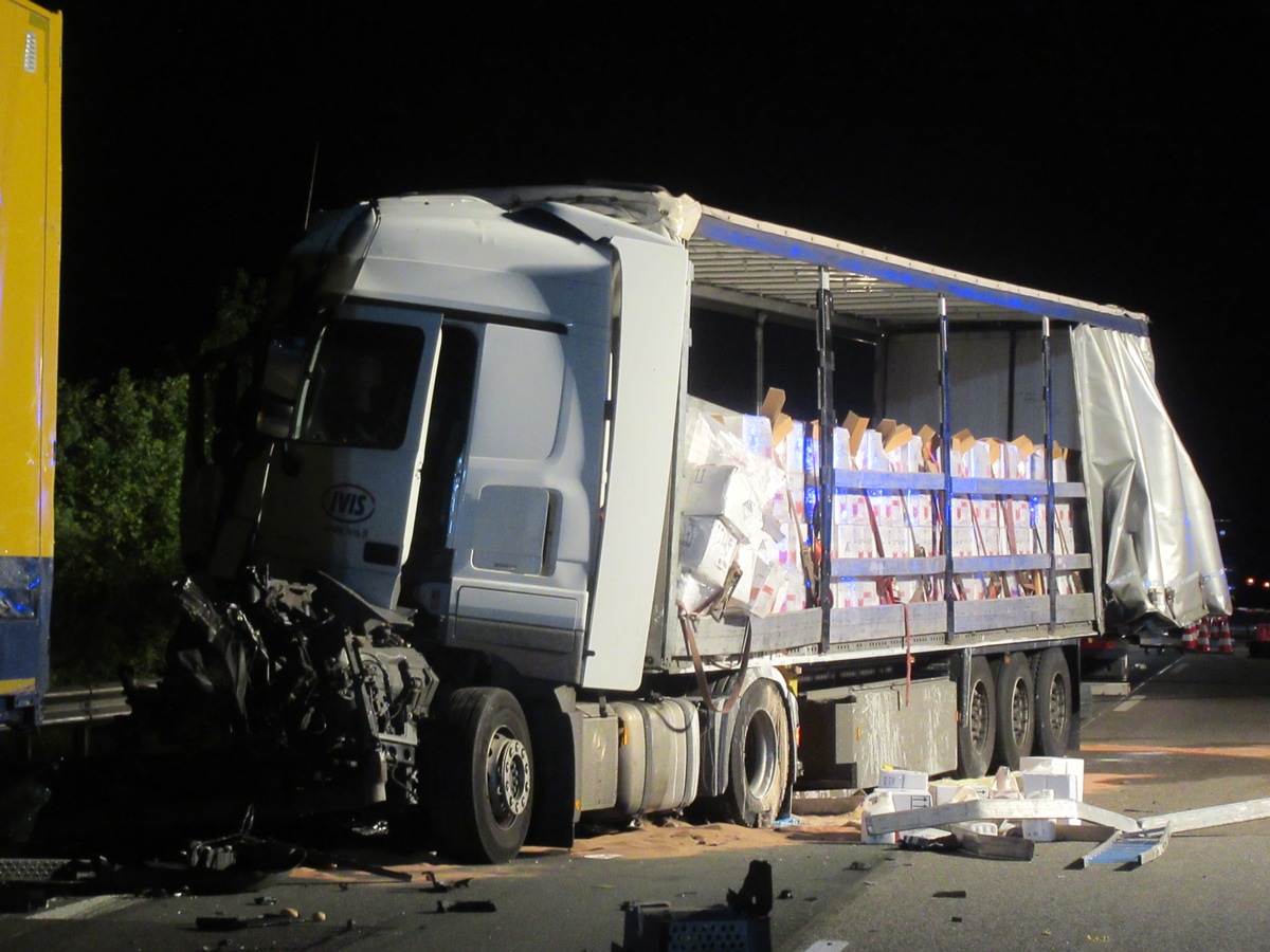 POL-PPTR: A 64 nach LKW-Auffahrunfall voll gesperrt. Pestizide in noch nicht bekannter Menge ausgelaufen