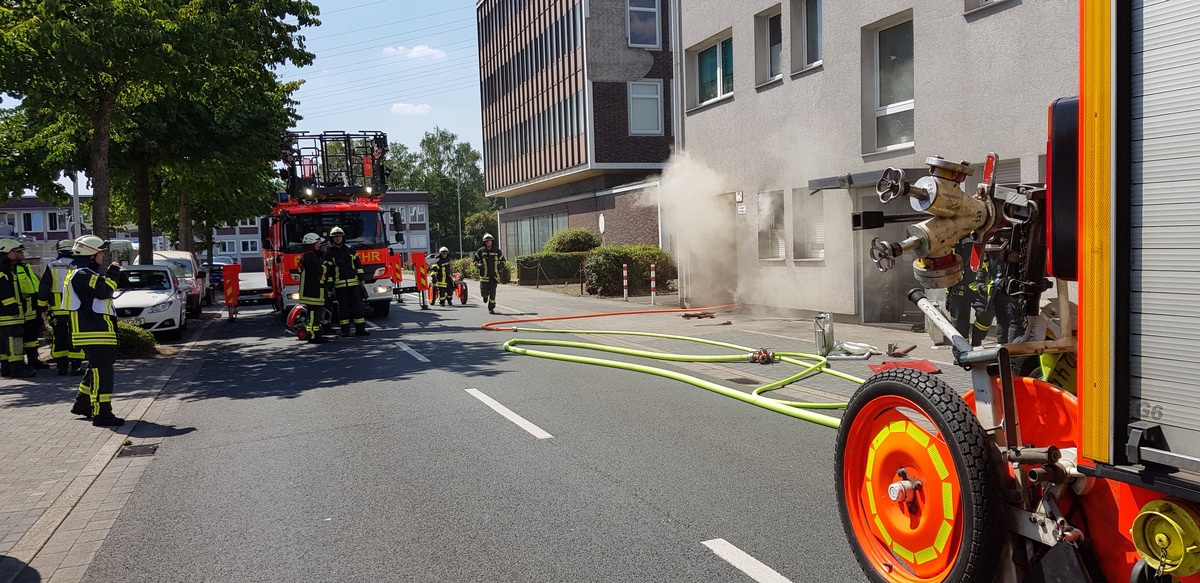 FW-MH: Feuer im Mehrfamilienhaus. Zwei verletzte Personen.