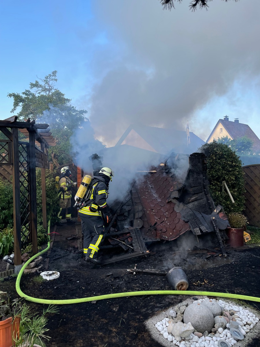 FW Lage: Feuer 2 / Gartenhüttenbrand - 19.06.2021 - 20:24 Uhr